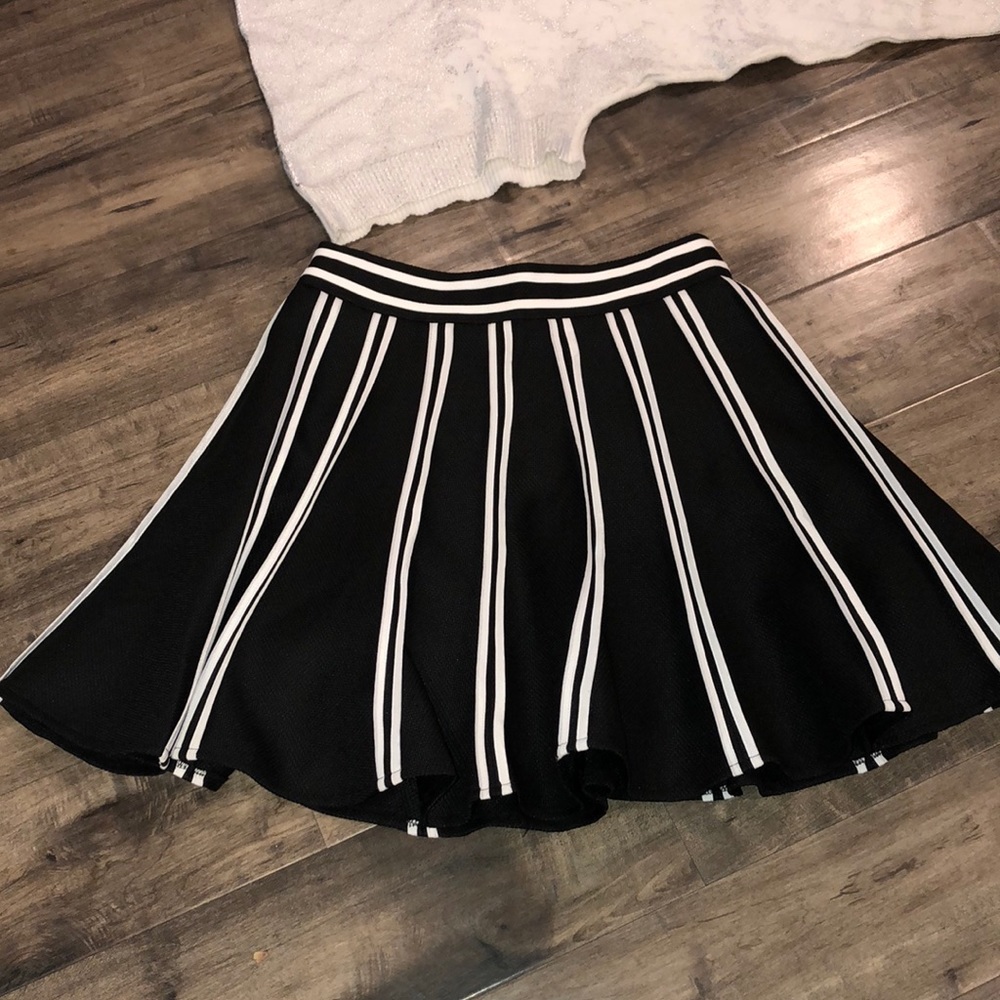 Black and white mini skirt with a flare - Picture 1 of 2